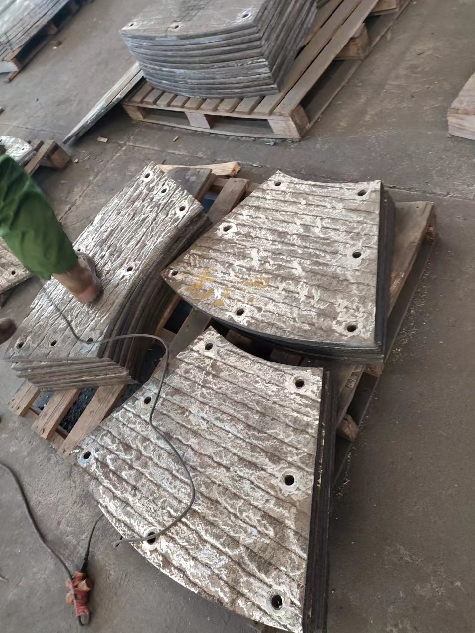 江西高铬合金耐磨板，堆焊耐磨板